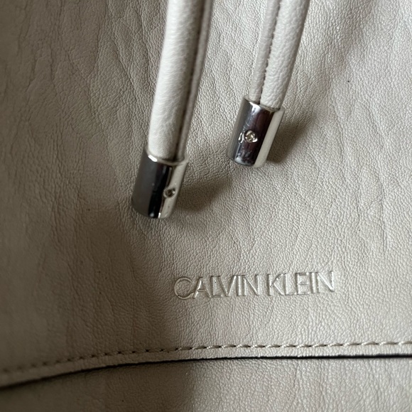 Calvin Klein drawstring pocket book - Picture 2 of 4